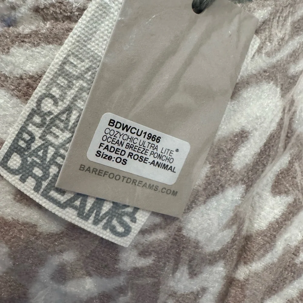 Barefoot Dreams Animal Print White and‎ Pink Poncho | One Size - Picture 4 of 6